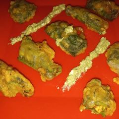 A picture of Palak hung curd pakoda.