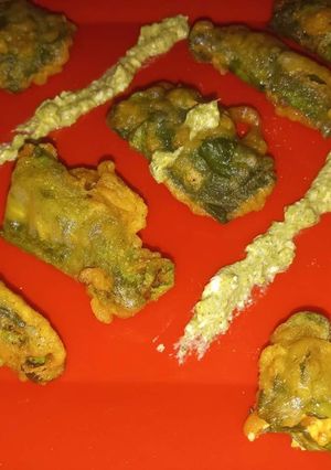 A picture of Palak hung curd pakoda.
