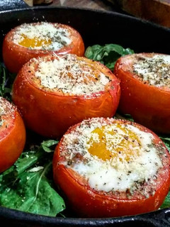 Foto de Tomates Assados, Recheados com Farofa, Carne Moída e Ovo com Parmesão