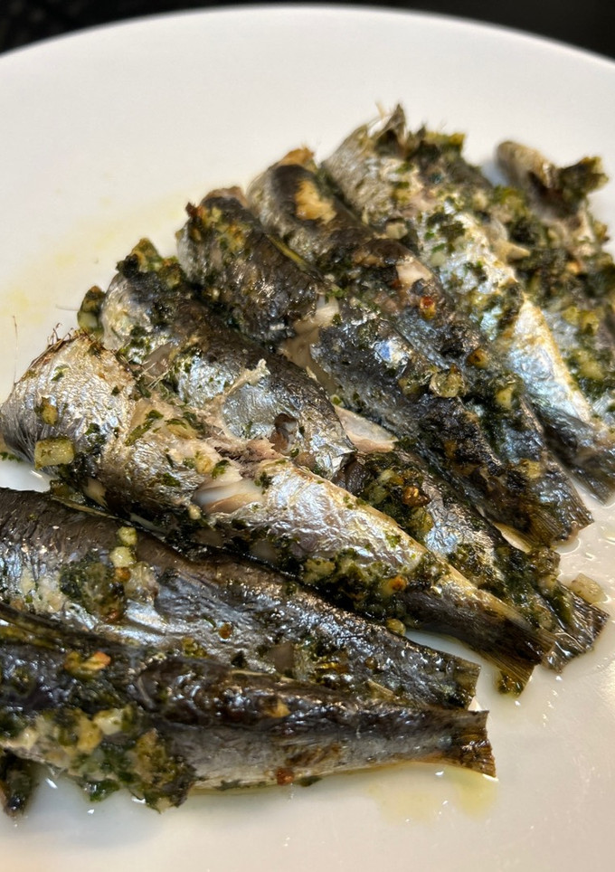 Una foto de Sardinas con ajo y perejil en airfryer Cosori
