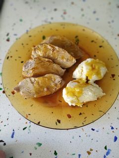 Una foto de Lomo de cerdo asado con salsa de naranja, mostaza y miel