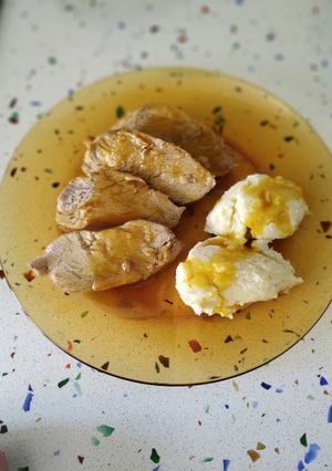 Una foto de Lomo de cerdo asado con salsa de naranja, mostaza y miel