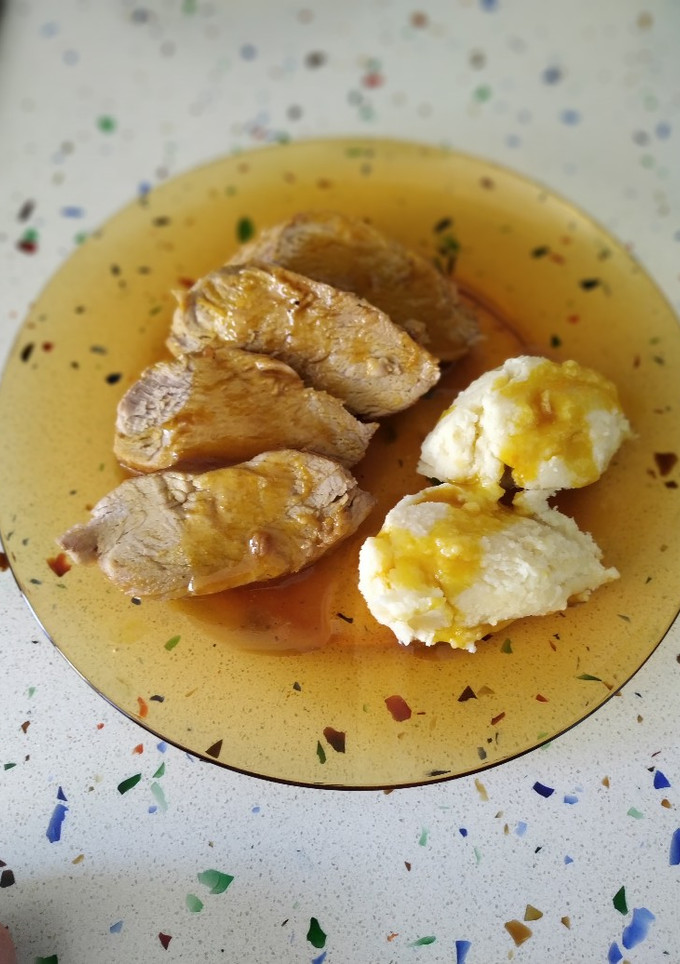 Una foto de Lomo de cerdo asado con salsa de naranja, mostaza y miel