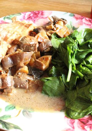 Una foto de Salmón en su salsa y espinaca hervida