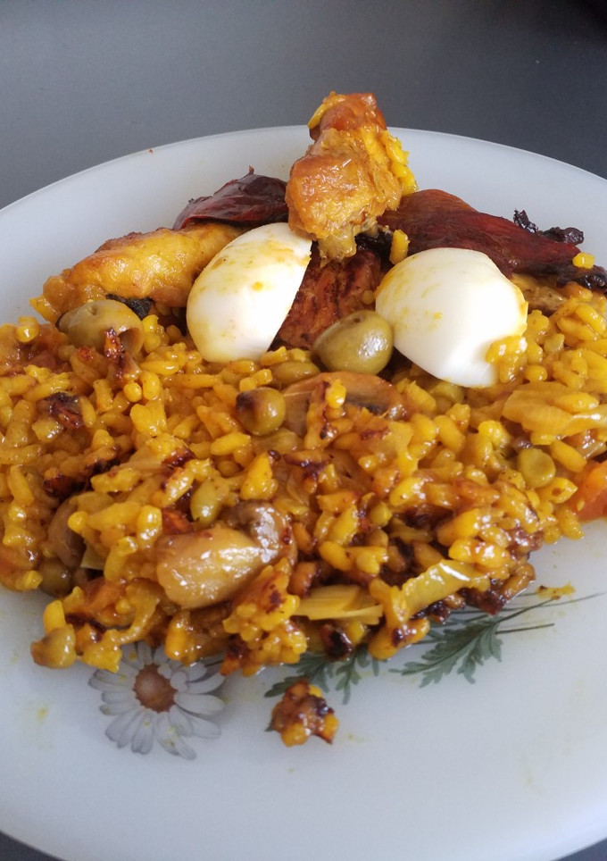 Una foto de Paella de pollo y verduras