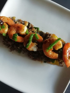 Una foto de Camarones flameados con arroz