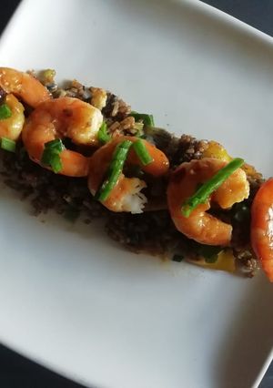 Una foto de Camarones flameados con arroz
