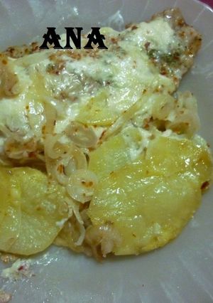 Una foto de Pescado con milhojas de papas en microondas 