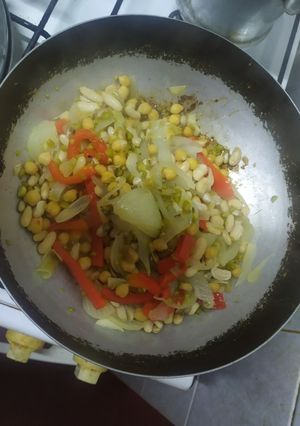 Una foto de Wok de arvejas porotos garbanzos cebolla ajo y morrón