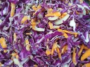 Una foto de ensalada de repollo cocido
