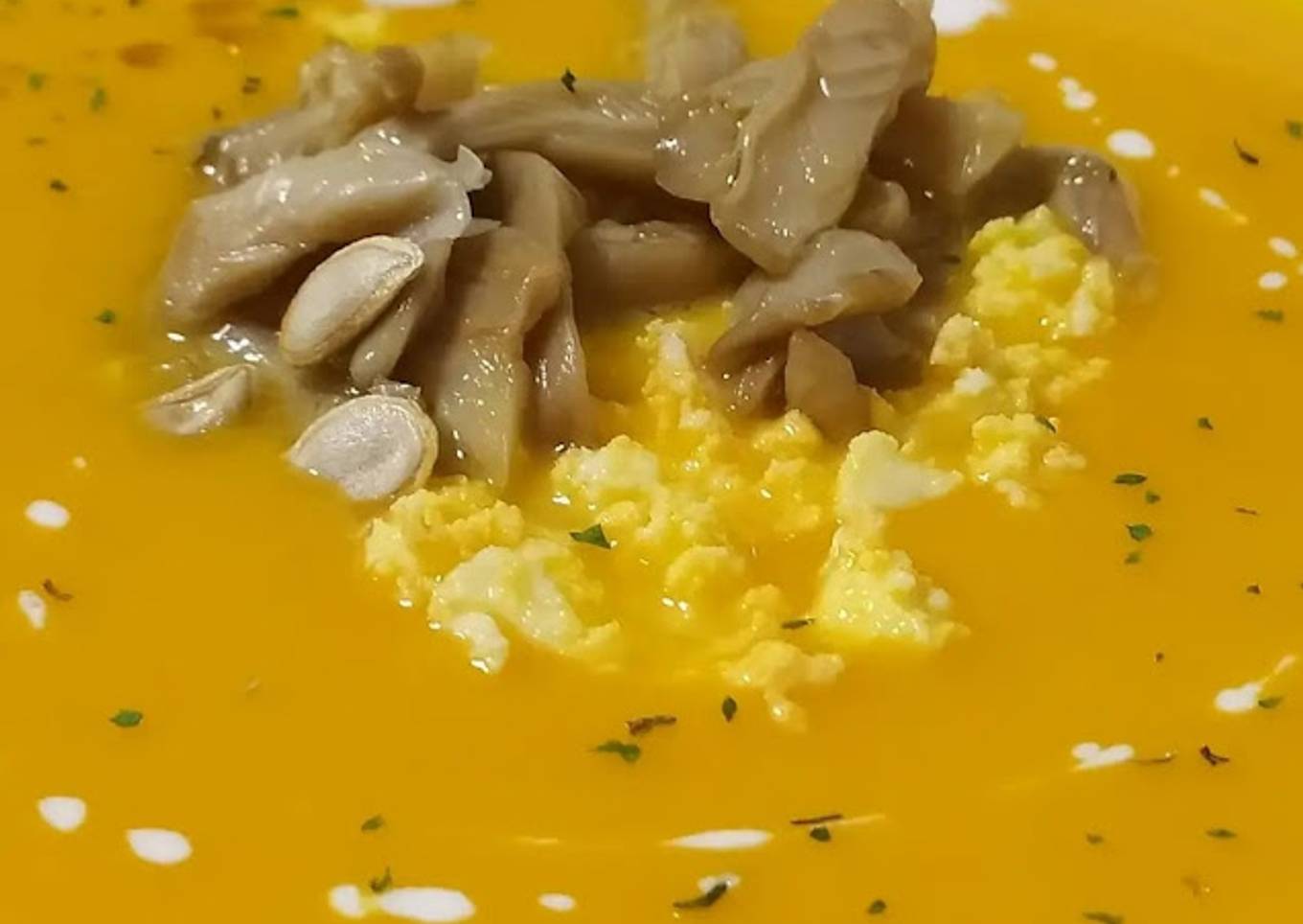 Crema de calabaza con huevo y setas en escabeche