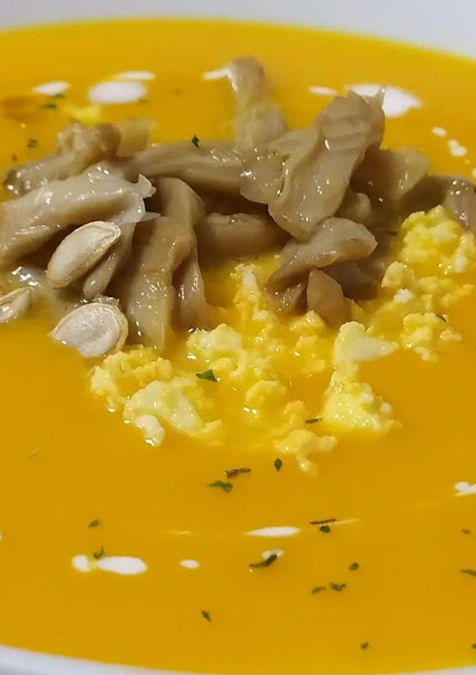 Una foto de Crema de calabaza con huevo y setas en escabeche