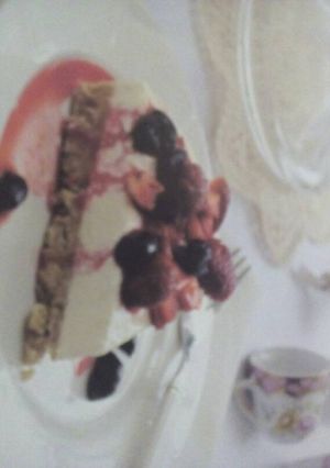 Una foto de cheesecake de frutos rojos 