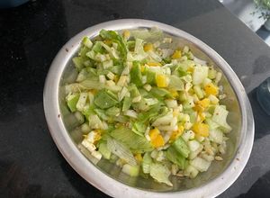 Una foto de Ensalada fresca y ligera de pepino y piña