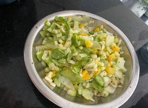 Una foto de Ensalada fresca y ligera de pepino y piña