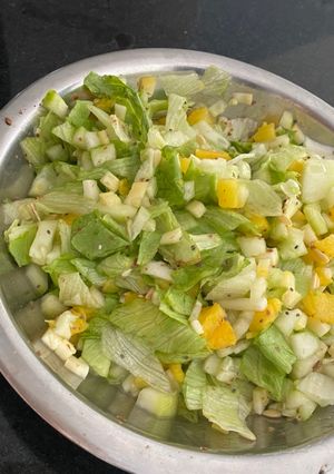 Una foto de Ensalada fresca y ligera de pepino y piña