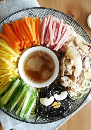 酷企鵝牛丼涼麵 的食譜成品照片