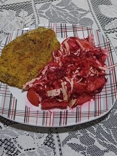 Una foto de Ensalada 🥙 súper fresca, rápida y colorida (para acompañar lo que quieras) -vegana- :)