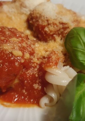 Fűszeres paradicsomos tészta parmezános húsgolyóval recept fotója