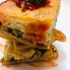 A picture of Stuffed bread pakora.