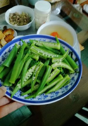 Hình của món Rau muống luộc cùng đậu bắp.