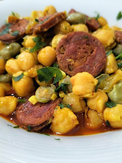 Una foto de Garbanzos con habas y chorizo ahumado
