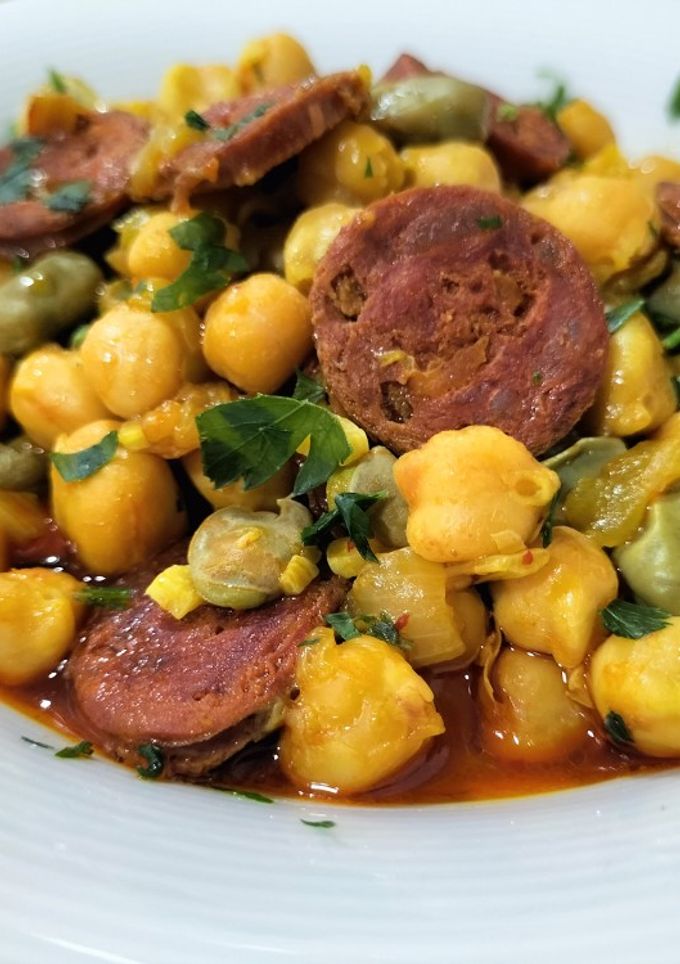 Una foto de Garbanzos con habas y chorizo ahumado
