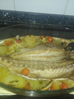 Una foto de Chicharro al horno con patatas y verdura