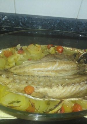 Una foto de Chicharro al horno con patatas y verdura
