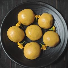 A picture of Besan ladoo.