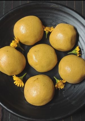 A picture of Besan ladoo.