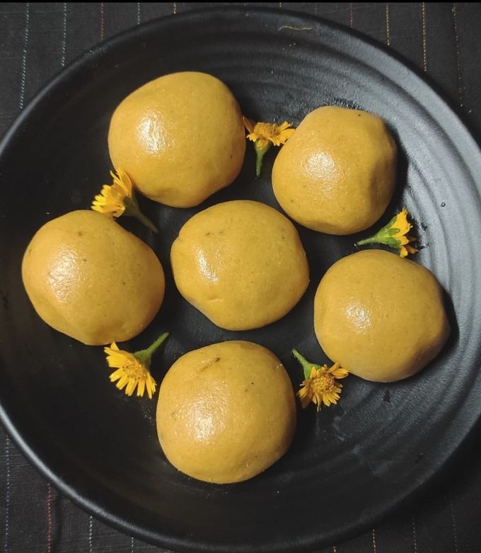 A picture of Besan ladoo.