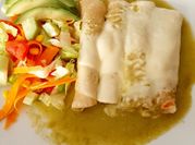 Una foto de enchiladas pollo