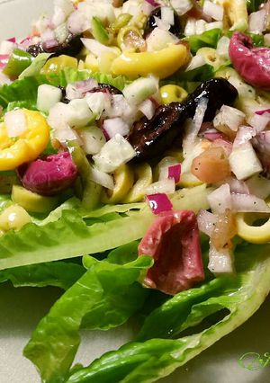 Foto principal de Lechuga rellena de olivas variadas, con vinagreta de picadillo