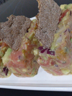 Una foto de Tartar de salmón