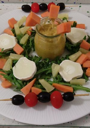 Foto principal de Ensalada de rúcula con guacamole, frutas y queso de cabra