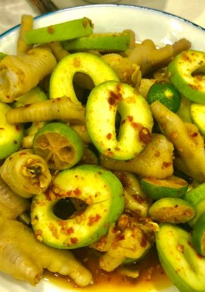 Hình của món Chân gà xoài non sốt cay.