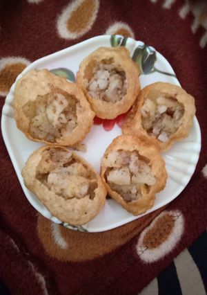 A picture of Potato pani puri.