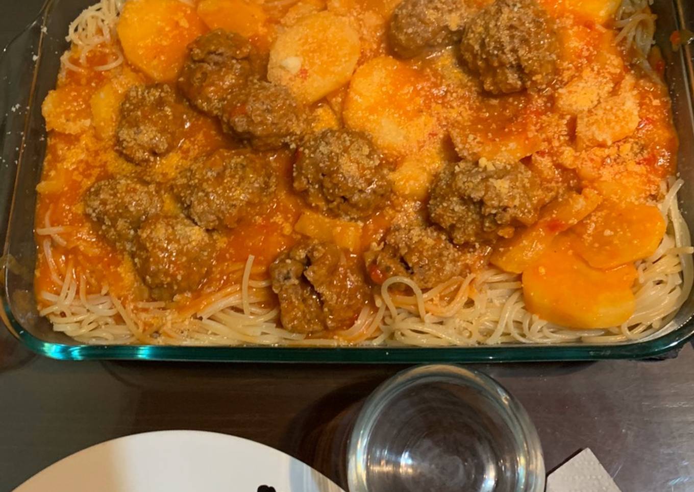 Fideos con albóndigas y papas 🤤