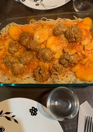 Una foto de Fideos con albóndigas y papas 🤤