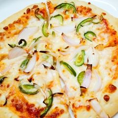 A picture of Cheezy Onion potato Capsicum Piza.