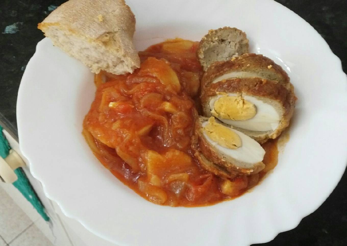 Albóndigas de pescado rellenas de huevo duro con salsa de tomate