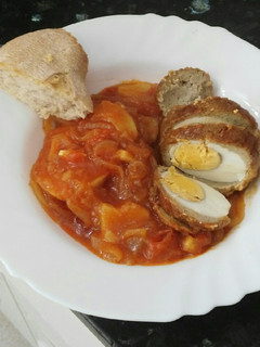 Una foto de Albóndigas de pescado rellenas de huevo duro con salsa de tomate