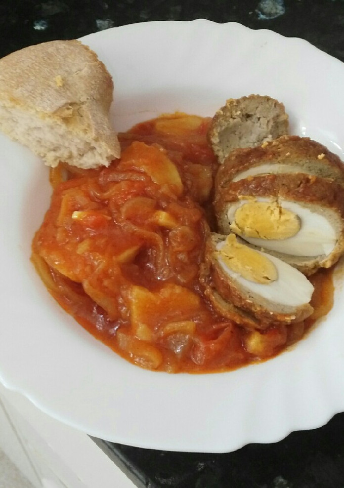 Una foto de Albóndigas de pescado rellenas de huevo duro con salsa de tomate