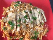 Una foto de pasta con pechuga de pollo