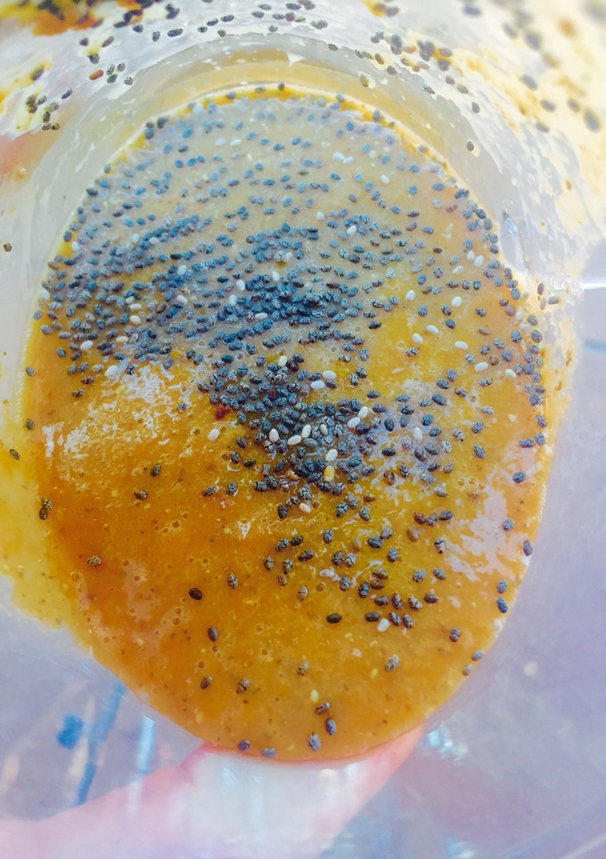 Una foto de Batido de zanahoria, manzana y plátano con semillas chía y miel