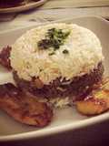 Arroz tapado con plátano acaramelado