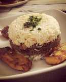 Arroz tapado con plátano acaramelado