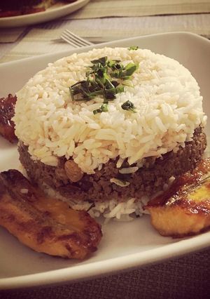 Una foto de Arroz tapado con plátano acaramelado