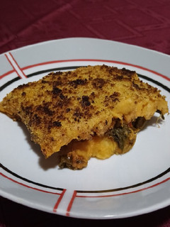 Una foto de Pastel de soja -cortada a cuchillo- y vegetales 😍 -vegano- :)
